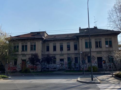 Lo stabile interessato dalle fiamme (foto Mianews) Lo stabile interessato dalle fiamme (foto Mianews)