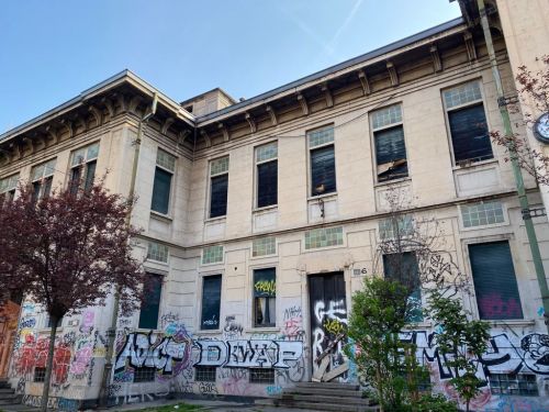 Lo stabile interessato dalle fiamme (foto Mianews) Lo stabile interessato dalle fiamme (foto Mianews)