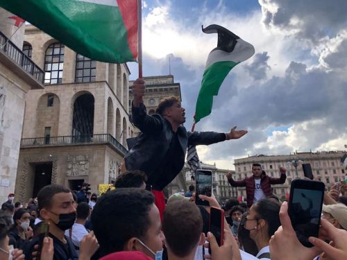 Manifestazione pro Palestina a Milano Manifestazione pro Palestina a Milano