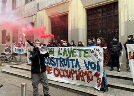 Gli studenti del Parini di Milano lasciano la scuola dopo l'occupazione