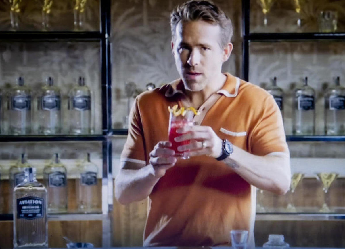 Ryan Reynolds prepara un cocktail che ha chiamato  'The Vasectomy'  
