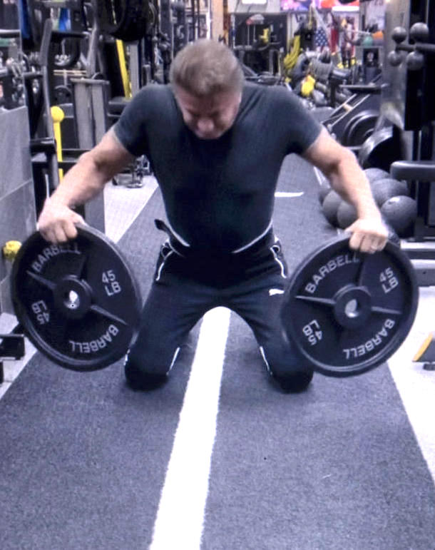 Sylvester Stallone solleva pesi in palestra 
