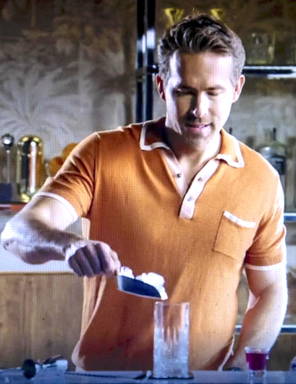 Ryan Reynolds prepara un cocktail che ha chiamato  'The Vasectomy'  