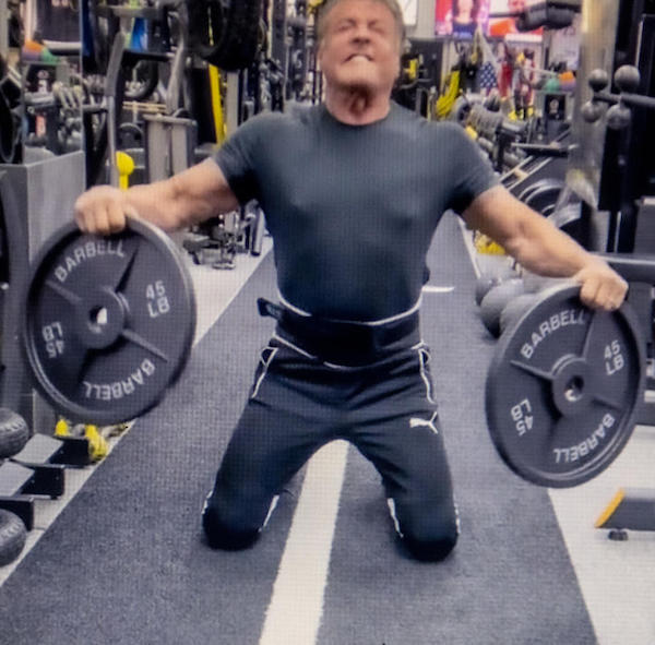 Sylvester Stallone solleva pesi in palestra 