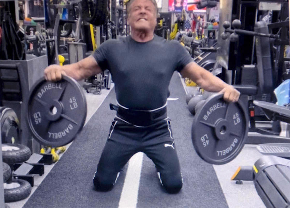 Sylvester Stallone solleva pesi in palestra 