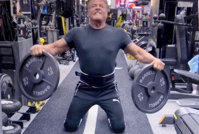 Sylvester Stallone solleva pesi in palestra 