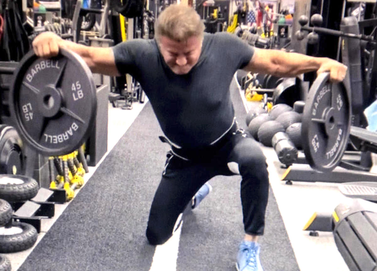 Sylvester Stallone solleva pesi in palestra 