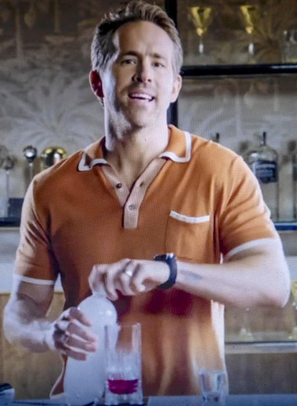 Ryan Reynolds prepara un cocktail che ha chiamato  'The Vasectomy'  