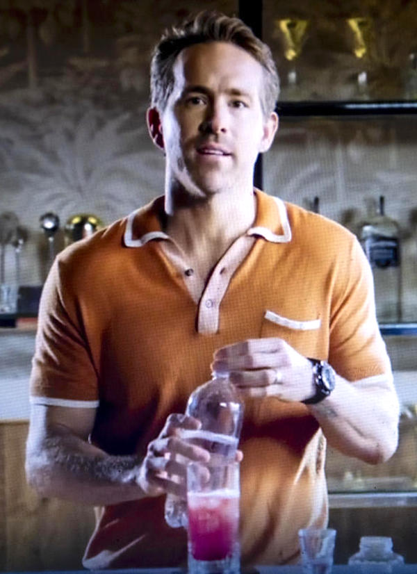Ryan Reynolds prepara un cocktail che ha chiamato  'The Vasectomy'  