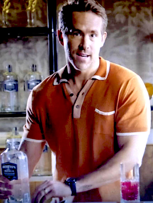 Ryan Reynolds prepara un cocktail che ha chiamato  'The Vasectomy'  