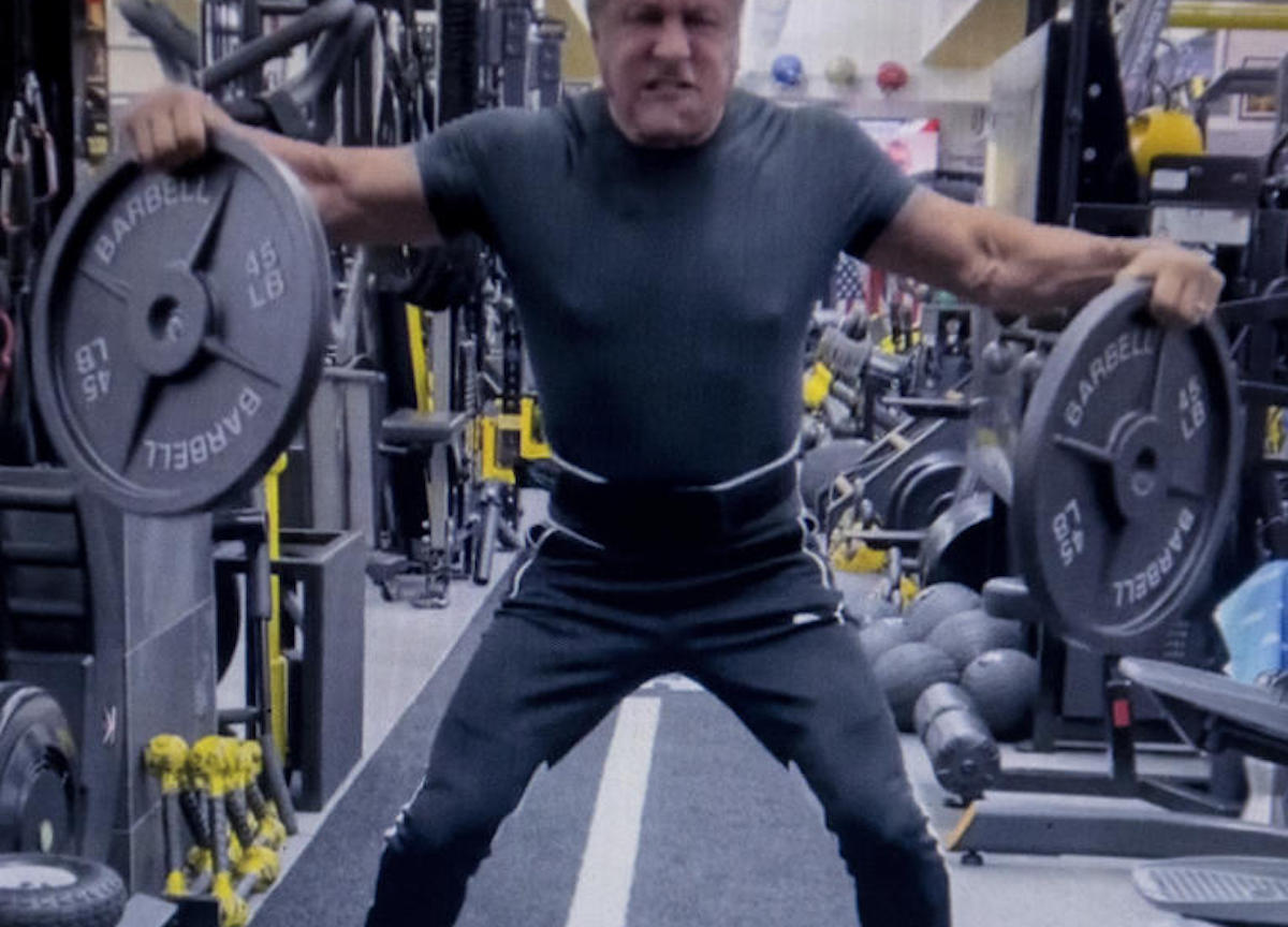 Sylvester Stallone solleva pesi in palestra 