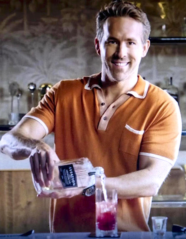 Ryan Reynolds prepara un cocktail che ha chiamato  'The Vasectomy'  