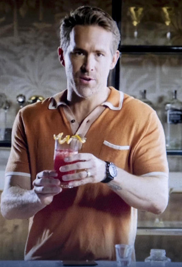 Ryan Reynolds prepara un cocktail che ha chiamato  'The Vasectomy'  
