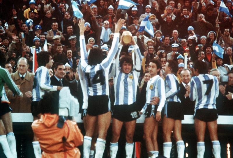 10. Argentina ’78: i mondiali del regime – Nulla come il calcio poteva contribuire a conferire una faccia pulita al sanguinario regime di Videla, che terrorizzava l'Argentina con i suoi squadroni della morte. Il mondiale del '78 fu quindi non solo l'occasione per Kempes e compagni di dimostrare la propria superiorità sui rivali, ma anche per riammettere l'Argentina nel salotto buono della diplomazia, nonostante quello che avveniva lontano dai riflettori 10. Argentina ’78: i mondiali del regime – Nulla come il calcio poteva contribuire a conferire una faccia pulita al sanguinario regime di Videla, che terrorizzava l'Argentina con i suoi squadroni della morte. Il mondiale del '78 fu quindi non solo l'occasione per Kempes e compagni di dimostrare la propria superiorità sui rivali, ma anche per riammettere l'Argentina nel salotto buono della diplomazia, nonostante quello che avveniva lontano dai riflettori