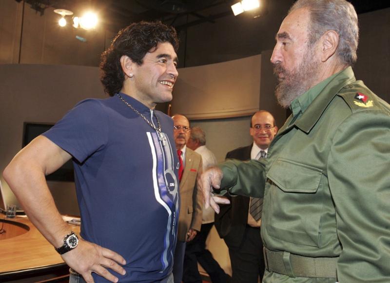 11. Maradona, il Che Guevara del calcio – Tanto si è detto di Diego come fenomeno del pallone, soprattutto dopo la sua tragica morte. “Cambiare il mondo con un pallone”, che ovviamente è stato scritto molto prima, ha il merito di esplorarne la figura politica, il suo rapporto con Fidel, quello con Morales, l'odio viscerale nei confronti di Bush. Un vero e proprio leader capace di infiammare le masse, sia con i suoi gol che invocando maggiore giustizia sociale 11. Maradona, il Che Guevara del calcio – Tanto si è detto di Diego come fenomeno del pallone, soprattutto dopo la sua tragica morte. “Cambiare il mondo con un pallone”, che ovviamente è stato scritto molto prima, ha il merito di esplorarne la figura politica, il suo rapporto con Fidel, quello con Morales, l'odio viscerale nei confronti di Bush. Un vero e proprio leader capace di infiammare le masse, sia con i suoi gol che invocando maggiore giustizia sociale