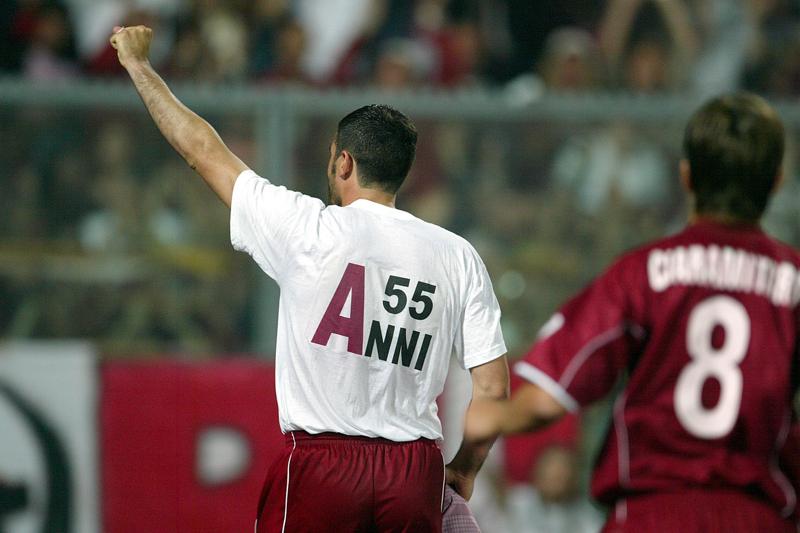 13. Pugni chiusi e saluti romani – Il calcio vive di icone e ognuno ha le sue. A sinistra c'è Paolo Sollier, diventato famoso per il suo pugno chiuso quando per i calciatori la politica era un tabù, oppure Cristiano Lucarelli, con il suo attaccamento ideologico e viscerale al Livorno. A destra c'è Paolo Di Canio, con annesse polemiche, sulle quali però l'ex laziale non ha mai mancato di dire la sua 13. Pugni chiusi e saluti romani – Il calcio vive di icone e ognuno ha le sue. A sinistra c'è Paolo Sollier, diventato famoso per il suo pugno chiuso quando per i calciatori la politica era un tabù, oppure Cristiano Lucarelli, con il suo attaccamento ideologico e viscerale al Livorno. A destra c'è Paolo Di Canio, con annesse polemiche, sulle quali però l'ex laziale non ha mai mancato di dire la sua