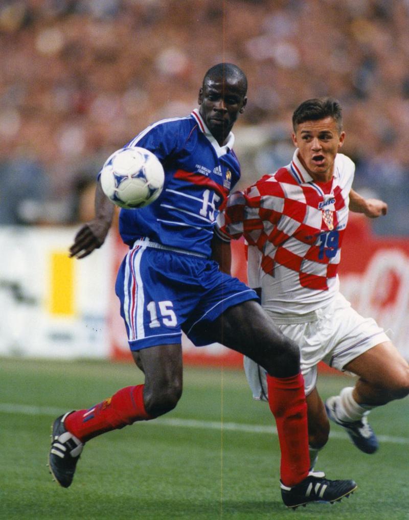 14. Il calcio socialista – La dimensione collettiva è un tratto distintivo del gioco più bello del mondo, ispirando allenatori come il brasiliano Saldanha o lo scozzese Ferguson a tradurre le loro idee politiche sul campo. Per Bagnoli il pensiero politico (più supposto che reale) fu l'ostacolo che gli impedì di guidare il Milan. Mentre per giocatori come Lilian Thuram è stato il motore di imprese che sono andate ben al di là del risultato 14. Il calcio socialista – La dimensione collettiva è un tratto distintivo del gioco più bello del mondo, ispirando allenatori come il brasiliano Saldanha o lo scozzese Ferguson a tradurre le loro idee politiche sul campo. Per Bagnoli il pensiero politico (più supposto che reale) fu l'ostacolo che gli impedì di guidare il Milan. Mentre per giocatori come Lilian Thuram è stato il motore di imprese che sono andate ben al di là del risultato