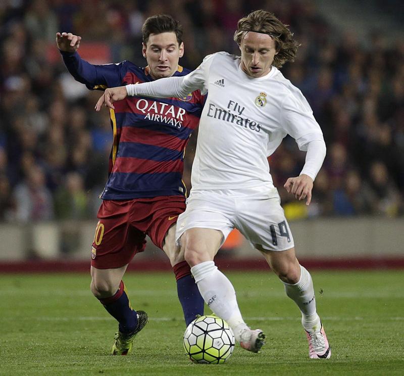 15. Le due anime della Spagna – Barcellona e Real Madrid non sono “solo” due delle squadre più importanti del mondo, ma incarnano le due identità contrapposte del Paese. La prima, quella catalana e orgogliosamente indipendentista, vede come fumo negli occhi la controparte madrilena, che fin dal nome esprime i valori della Casa Reale. E, dicono i maligni, questo si vede anche da certi arbitraggi... 15. Le due anime della Spagna – Barcellona e Real Madrid non sono “solo” due delle squadre più importanti del mondo, ma incarnano le due identità contrapposte del Paese. La prima, quella catalana e orgogliosamente indipendentista, vede come fumo negli occhi la controparte madrilena, che fin dal nome esprime i valori della Casa Reale. E, dicono i maligni, questo si vede anche da certi arbitraggi...