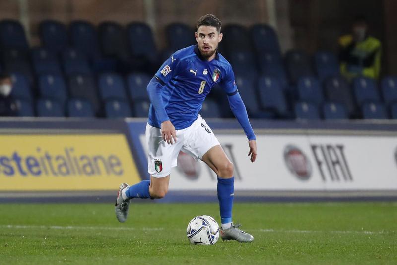 17. “Prima gli italiani”? Dagli oriundi allo Ius Soli – Jorginho è solo l'ultimo di una lunga serie di “oriundi” che hanno vestito la maglia azzurra, pur non essendo nati in Italia. Ma la grande contraddizione del nostro tempo è rappresentata da chi invece nasce nel nostro Paese, eppure non ha il diritto di considerarsi italiano. Ancora una volta, il calcio si incrocia con i temi politici, talvolta anticipandoli 17. “Prima gli italiani”? Dagli oriundi allo Ius Soli – Jorginho è solo l'ultimo di una lunga serie di “oriundi” che hanno vestito la maglia azzurra, pur non essendo nati in Italia. Ma la grande contraddizione del nostro tempo è rappresentata da chi invece nasce nel nostro Paese, eppure non ha il diritto di considerarsi italiano. Ancora una volta, il calcio si incrocia con i temi politici, talvolta anticipandoli