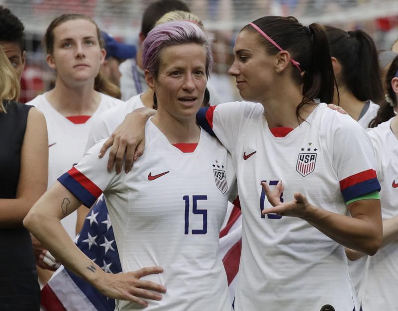 18. Megan Rapinoe For President – L'esplosione del calcio femminile è il fatto più rivoluzionario che sia accaduto nel calcio nell'ultimo decennio. E, per quanto riguarda l'Europa, auguriamoci che il Covid abbia solo rallentato uno sviluppo che negli Stati Uniti è già compiuto. Nell'era del “Black Lives Matter”, non è azzardato dire che Donald Trump abbia iniziato a perdere la Casa Bianca quando si è fatto una nemica molto agguerrita: la star della nazionale femminile a stelle strisce! 18. Megan Rapinoe For President – L'esplosione del calcio femminile è il fatto più rivoluzionario che sia accaduto nel calcio nell'ultimo decennio. E, per quanto riguarda l'Europa, auguriamoci che il Covid abbia solo rallentato uno sviluppo che negli Stati Uniti è già compiuto. Nell'era del “Black Lives Matter”, non è azzardato dire che Donald Trump abbia iniziato a perdere la Casa Bianca quando si è fatto una nemica molto agguerrita: la star della nazionale femminile a stelle strisce!