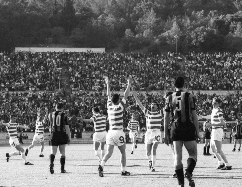 1. Celtic: non è mai stato solo un gioco – “Cambiare il mondo con un pallone” si apre con l'affascinante storia del Celtic, capace di vincere la Coppa Campioni nel 1967 contro la favoritissima Inter, ma soprattutto di rappresentare l'identità di un popolo, suddiviso tra Scozia e Irlanda, che mal sopporta la dominazione della Corona inglese e che ha trovato nel calcio uno straordinario collante che va ben oltre il risultato del campo 1. Celtic: non è mai stato solo un gioco – “Cambiare il mondo con un pallone” si apre con l'affascinante storia del Celtic, capace di vincere la Coppa Campioni nel 1967 contro la favoritissima Inter, ma soprattutto di rappresentare l'identità di un popolo, suddiviso tra Scozia e Irlanda, che mal sopporta la dominazione della Corona inglese e che ha trovato nel calcio uno straordinario collante che va ben oltre il risultato del campo