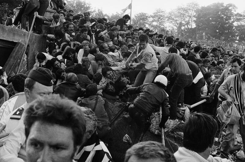 5. Hooligans: le radici della violenza – Oltre 35 anni dopo, le immagini dell'Heysel continuano a essere un pugno nello stomaco. Però l'Inghilterra ha saputo voltare pagina e imporre nei propri un regime molto più stringente, facendoli diventare posti sicuri. In Italia, purtroppo, stiamo accumulando un ritardo che, una volta finita la pandemia, ci porrà di fronte ai problemi di sempre 5. Hooligans: le radici della violenza – Oltre 35 anni dopo, le immagini dell'Heysel continuano a essere un pugno nello stomaco. Però l'Inghilterra ha saputo voltare pagina e imporre nei propri un regime molto più stringente, facendoli diventare posti sicuri. In Italia, purtroppo, stiamo accumulando un ritardo che, una volta finita la pandemia, ci porrà di fronte ai problemi di sempre