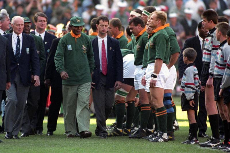 6. Mandela: lo sport ha il potere di cambiare il mondo – Prima coi mondiali di rugby (come raccontato nel film “Invictus”) e poi con la Coppa d'Africa, Mandela ha usato lo sport per riunire un Paese profondamente lacerato dagli anni di apartheid. Proprio dal Sudafrica arriva uno dei più fulgidi esempi di come davvero si possa cambiare il mondo con un pallone! 6. Mandela: lo sport ha il potere di cambiare il mondo – Prima coi mondiali di rugby (come raccontato nel film “Invictus”) e poi con la Coppa d'Africa, Mandela ha usato lo sport per riunire un Paese profondamente lacerato dagli anni di apartheid. Proprio dal Sudafrica arriva uno dei più fulgidi esempi di come davvero si possa cambiare il mondo con un pallone!