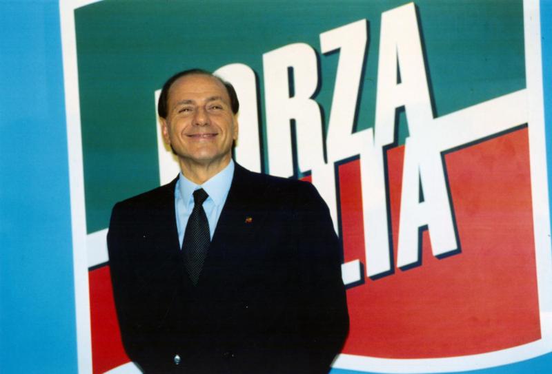 7. Tifo e consenso: da Mussolini a Berlusconi – Nel 1994 va per la prima volta al Governo, dopo aver vinto le elezioni con un partito appena fondato: Forza Italia, che fin dal nome richiama esplicitamente la credibilità che il Cavaliere si è guadagnato grazie al Milan. Ma non è certo un caso isolato nella storia d'Italia: la stessa Serie A a girone unico, come la conosciamo oggi, fu fortemente voluta dal fascismo. E in “Cambiare il mondo con un pallone” si spiega perchè 7. Tifo e consenso: da Mussolini a Berlusconi – Nel 1994 va per la prima volta al Governo, dopo aver vinto le elezioni con un partito appena fondato: Forza Italia, che fin dal nome richiama esplicitamente la credibilità che il Cavaliere si è guadagnato grazie al Milan. Ma non è certo un caso isolato nella storia d'Italia: la stessa Serie A a girone unico, come la conosciamo oggi, fu fortemente voluta dal fascismo. E in “Cambiare il mondo con un pallone” si spiega perchè