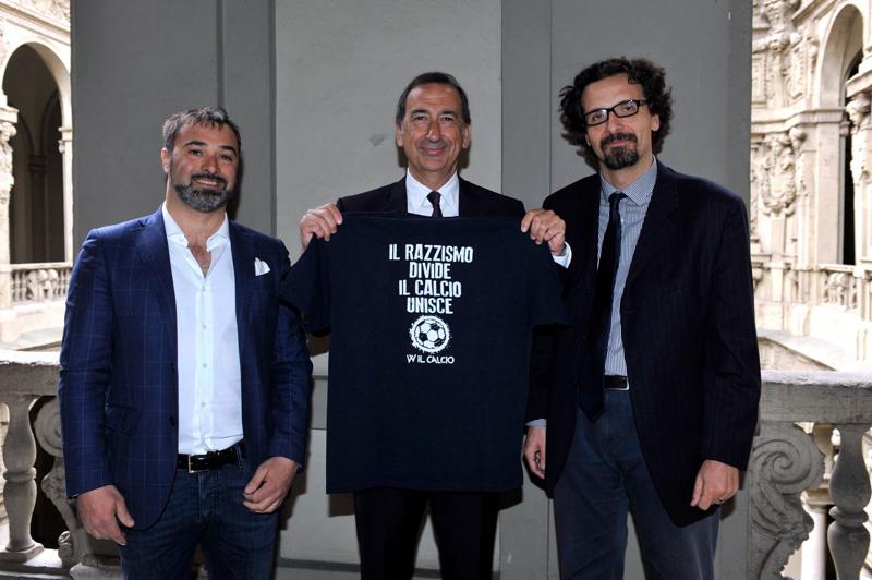 8. Il calcio e l’Olocausto – Il Sindaco di Milano Beppe Sala con l'autore di “Cambiare il mondo con un pallone” Lorenzo Zacchetti (primo da destra) e il presidente di UISP Milano Antonio Iannetta presentano il Torneo Arpad Weisz, dedicato alla memoria dell'allenatore dell'Inter, deportato ad Auschwitz perché ebreo 8. Il calcio e l’Olocausto – Il Sindaco di Milano Beppe Sala con l'autore di “Cambiare il mondo con un pallone” Lorenzo Zacchetti (primo da destra) e il presidente di UISP Milano Antonio Iannetta presentano il Torneo Arpad Weisz, dedicato alla memoria dell'allenatore dell'Inter, deportato ad Auschwitz perché ebreo