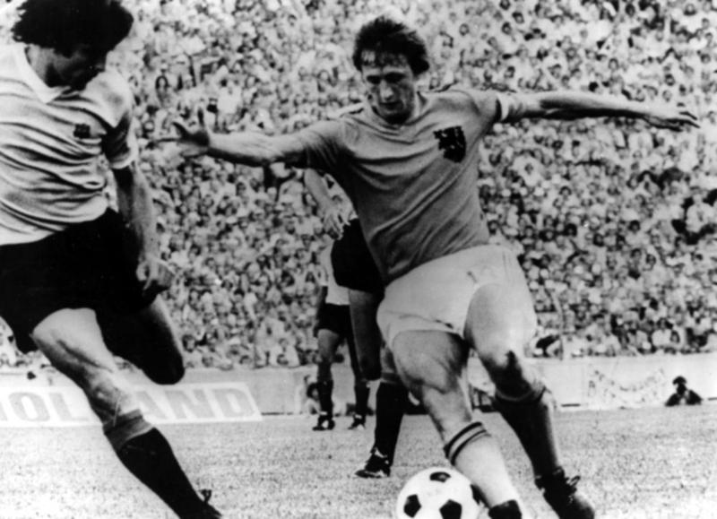 9. Gli anni ‘70, l’Olanda e la Grande Utopia – L'epopea del Calcio Totale si è sviluppata di pari passo con l'anelito per una società più giusta e libera che in quegli anni agitava la protesta studentesca. Johan Cruijff e gli altri giocatori della mitica “Arancia Meccanica” diventano quindi il simbolo di un sogno sfiorato, ma mai realizzato. Nel loro caso, con due finali mondiali perse consecutivamente, in entrambi i casi contro la squadra del Paese organizzatore! 9. Gli anni ‘70, l’Olanda e la Grande Utopia – L'epopea del Calcio Totale si è sviluppata di pari passo con l'anelito per una società più giusta e libera che in quegli anni agitava la protesta studentesca. Johan Cruijff e gli altri giocatori della mitica “Arancia Meccanica” diventano quindi il simbolo di un sogno sfiorato, ma mai realizzato. Nel loro caso, con due finali mondiali perse consecutivamente, in entrambi i casi contro la squadra del Paese organizzatore!