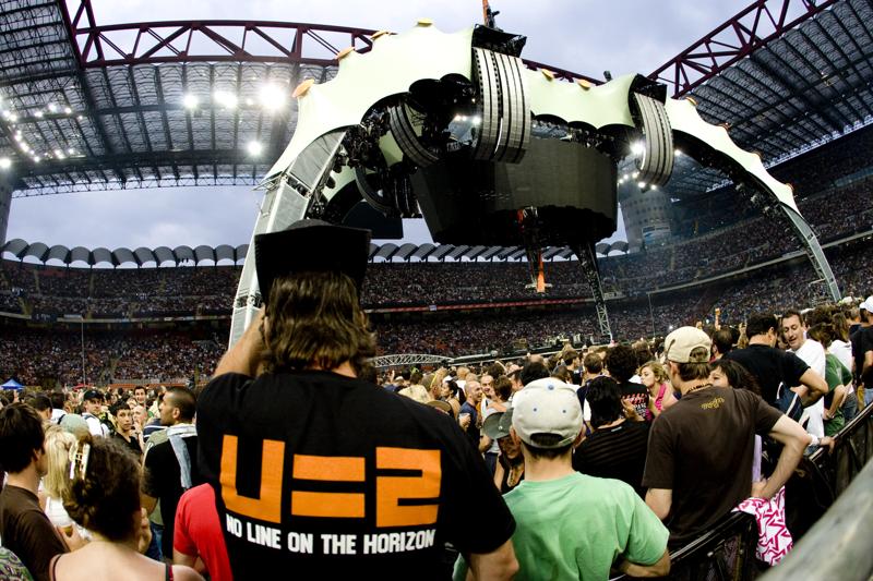 U2 – Autentici fenomeni della musica live, gli irlandesi si sono esibiti più volte nel leggendario stadio milanese. Nel 2009 vi omaggiarono Michael Jackson, da poco scomparso, accennando alcuni dei suoi brani U2 – Autentici fenomeni della musica live, gli irlandesi si sono esibiti più volte nel leggendario stadio milanese. Nel 2009 vi omaggiarono Michael Jackson, da poco scomparso, accennando alcuni dei suoi brani