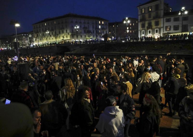 Milano, folla in Darsena per l'ultimo sabato in zona gialla