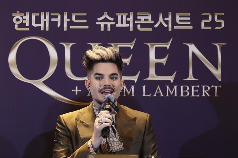 ADAM LAMBERT – Dopo aver partecipato ad “American Idol” gli è stato affidato il compito, decisamente arduo, di sostituire Freddy Mercury come voce dei Queen. Proprio con David Bowie, la band inglese ha inciso uno dei suoi maggiori successi: “Under pressure” ADAM LAMBERT – Dopo aver partecipato ad “American Idol” gli è stato affidato il compito, decisamente arduo, di sostituire Freddy Mercury come voce dei Queen. Proprio con David Bowie, la band inglese ha inciso uno dei suoi maggiori successi: “Under pressure”