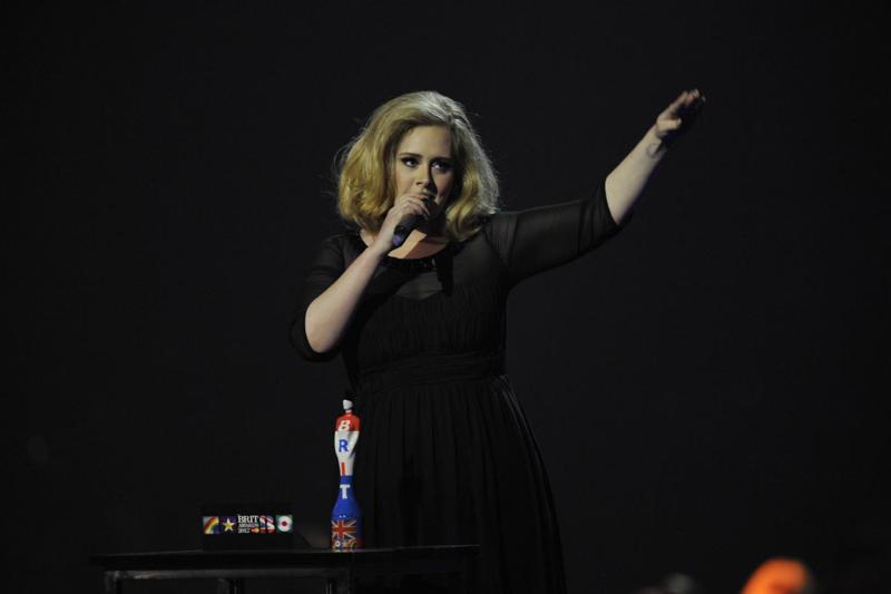ADELE – Nel 2017 la talentuosa cantante è stata costretta a interrompere il suo tour e a prendere in seria considerazione l’ipotesi di non esibirsi più dal vivo, visto il ripetersi di pesanti attacchi di panico. Per fortuna, non è andata così (foto: LaPresse) ADELE – Nel 2017 la talentuosa cantante è stata costretta a interrompere il suo tour e a prendere in seria considerazione l’ipotesi di non esibirsi più dal vivo, visto il ripetersi di pesanti attacchi di panico. Per fortuna, non è andata così (foto: LaPresse)