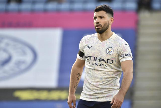 SERGIO “EL KUN” AGUERO – Oggetto del desiderio di varie squadre italiane, l'attaccante argentino ama sfoggiare una barba non dissimile da quella del suo celebre suocero: il compianto Maradona SERGIO “EL KUN” AGUERO – Oggetto del desiderio di varie squadre italiane, l'attaccante argentino ama sfoggiare una barba non dissimile da quella del suo celebre suocero: il compianto Maradona