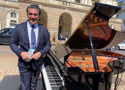 Covid, Alberto Veronesi porta Bohème in piazza Scala: "Sostenere la cultura"
