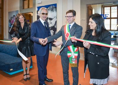 Andrea Bocelli taglia il nastro con il sindaco Dario Nardella
