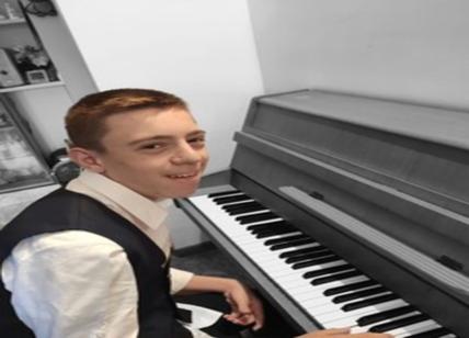 Ha l'ischemia, suona il piano e non molla Boom del giovane pianista in rete