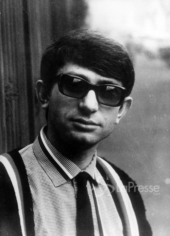 Una voce indimenticabile che ci riporta agli anni Sessanta, ma il viso lo riconoscete? E’ quello di Nicola Di Bari… Una voce indimenticabile che ci riporta agli anni Sessanta, ma il viso lo riconoscete? E’ quello di Nicola Di Bari…