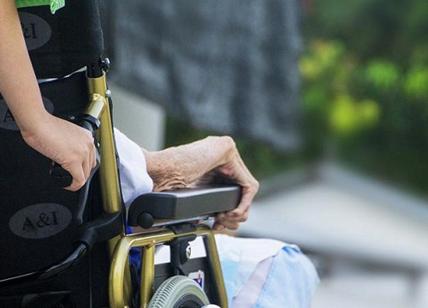 Anziani paralizzati, torturati a Palermo: sedie a rotelle lanciate e calci