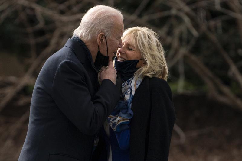 Il Presidente degli USA Joe Biden e sua moglie Jill si abbassano le mascherine per darsi un bacio, ma se non si è conviventi diventa tutto molto più rischioso, da quando c'è il Covid-19 (foto: LaPresse) Il Presidente degli USA Joe Biden e sua moglie Jill si abbassano le mascherine per darsi un bacio, ma se non si è conviventi diventa tutto molto più rischioso, da quando c'è il Covid-19 (foto: LaPresse)