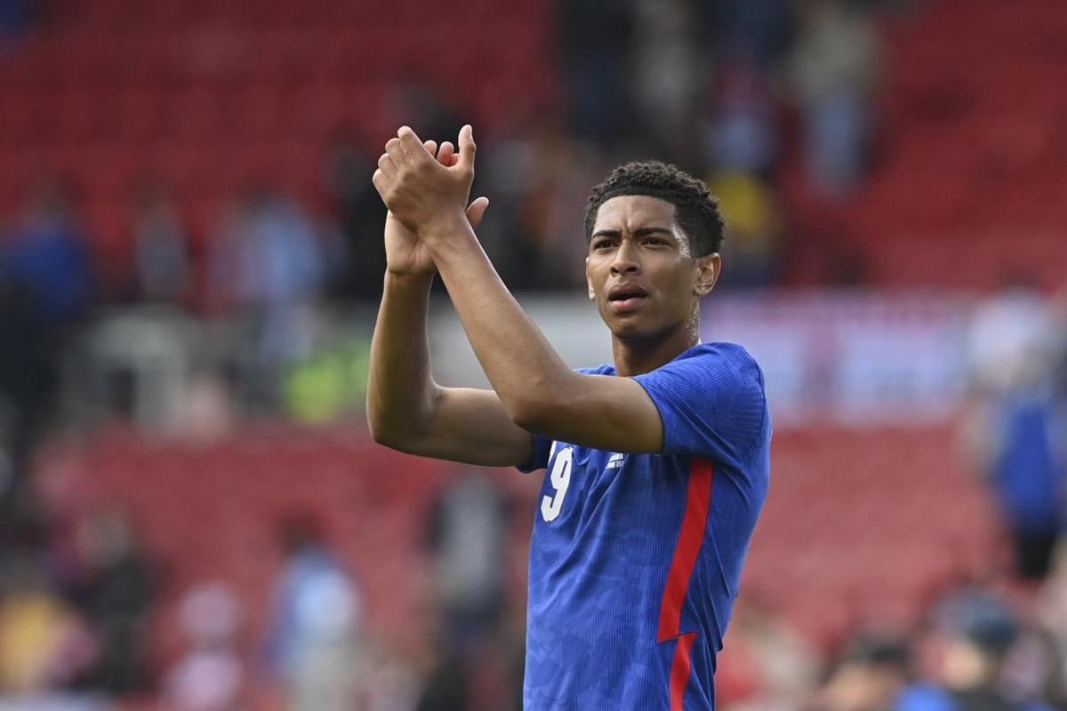 JUDE BELLINGHAM (INGHILTERRA) – Ha soltanto 17 anni, ma ha già ampiamente dimostrato le proprie grandi doti nel centrocampo del Borussia Dortmund. Arrivato rapidamente dall'Under 15 alla nazionale maggiore, spinge per ottenere dal c.t. Southgate un'occasione per farsi valere anche in questo europeo. JUDE BELLINGHAM (INGHILTERRA) – Ha soltanto 17 anni, ma ha già ampiamente dimostrato le proprie grandi doti nel centrocampo del Borussia Dortmund. Arrivato rapidamente dall'Under 15 alla nazionale maggiore, spinge per ottenere dal c.t. Southgate un'occasione per farsi valere anche in questo europeo.