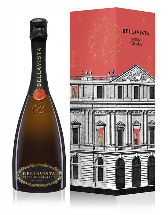 BELLAVISTA – FRANCIACORTA BRUT 2013 ED. TEATRO ALLA SCALA “Questo luogo offre il meglio di ogni cosa ed questo il motivo per cui anch’io qui ho dato il meglio di me stessa.” Così Maria Callas descriveva il tempio milanese dove ogni artista dà il meglio di sé. Il millesimo brut è diventato il vino d’onore del teatro. per ogni vendemmia una stagione teatrale, per ogni prima del 7 dicembre un nuovo vintage. La stagione 2018-2019, fortemente incentrata sulla tradizione italiana, trova nel millesimo brut 2013 il suo vino d’onore attraverso uno speciale tributo alle origini del teatro e ai simboli che ne rappresentano l’essenza. Dall’etichetta alla custodia, tutto è stato immaginato nel rispetto della tradizione con una fedeltà estrema all’identità del Teatro e al contempo con il desiderio, tutto scaligero, di portare innovazione e di suggerire nuovi percorsi visivi. L’etichetta riprende i motivi dei decori tessili e viene rifinita nel suo bordo con lo stesso fregio che troviamo nello stemma del Teatro e in molte delle sue decorazioni. L’astuccio giustappone l’austerità della facciata dell’edificio, costruito nel 1788 dall’architetto Giuseppe Piermarini nel solco del più puro neo-classicismo, alla vivacità del motivo decorativo del tessuto che ricopre le pareti e i soffitti dei palchi. BELLAVISTA – FRANCIACORTA BRUT 2013 ED. TEATRO ALLA SCALA “Questo luogo offre il meglio di ogni cosa ed questo il motivo per cui anch’io qui ho dato il meglio di me stessa.” Così Maria Callas descriveva il tempio milanese dove ogni artista dà il meglio di sé. Il millesimo brut è diventato il vino d’onore del teatro. per ogni vendemmia una stagione teatrale, per ogni prima del 7 dicembre un nuovo vintage. La stagione 2018-2019, fortemente incentrata sulla tradizione italiana, trova nel millesimo brut 2013 il suo vino d’onore attraverso uno speciale tributo alle origini del teatro e ai simboli che ne rappresentano l’essenza. Dall’etichetta alla custodia, tutto è stato immaginato nel rispetto della tradizione con una fedeltà estrema all’identità del Teatro e al contempo con il desiderio, tutto scaligero, di portare innovazione e di suggerire nuovi percorsi visivi. L’etichetta riprende i motivi dei decori tessili e viene rifinita nel suo bordo con lo stesso fregio che troviamo nello stemma del Teatro e in molte delle sue decorazioni. L’astuccio giustappone l’austerità della facciata dell’edificio, costruito nel 1788 dall’architetto Giuseppe Piermarini nel solco del più puro neo-classicismo, alla vivacità del motivo decorativo del tessuto che ricopre le pareti e i soffitti dei palchi.