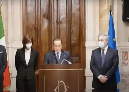 Berlusconi parla ma dimentica la mascherina, Bernini e Tajani intervengono