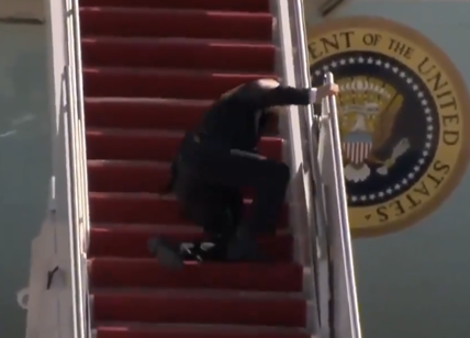 Usa, Biden scivola tre volte sulle scale dell'Air Force One. VIDEO