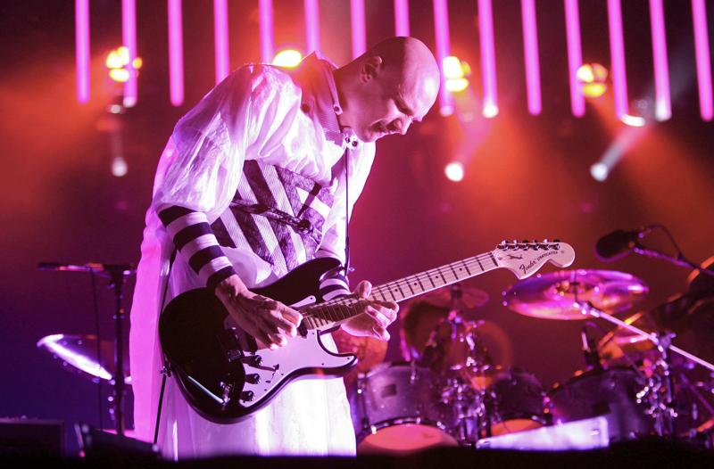 BILLY CORGAN – La voce degli Smashing Pumpkins non ha mai nascosto la propria ammirazione per David Bowie, con il quale ha duettato in occasione del suo 50° compleanno nel rifacimento di “All the young dudes” BILLY CORGAN – La voce degli Smashing Pumpkins non ha mai nascosto la propria ammirazione per David Bowie, con il quale ha duettato in occasione del suo 50° compleanno nel rifacimento di “All the young dudes”