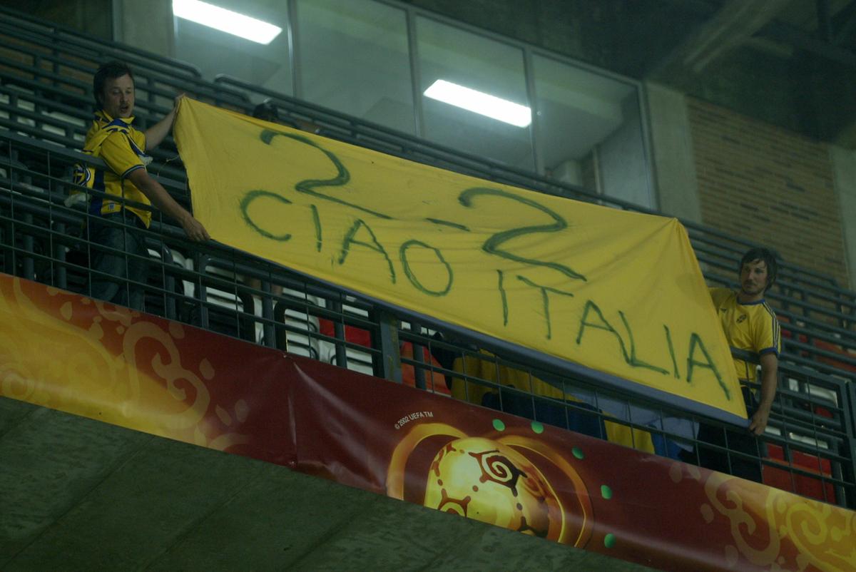 UN “BISCOTTONE” VERGOGNOSO – Tra le tante disavventure dell'Italia agli Europei c'è quella del 2004, quando un pareggio palesemente combinato tra Svezia e Danimarca comportò l'eliminazione della squadra di Trapattoni al primo turno. Si giocava il 22 giugno e il 2-2 che serviva per far passare le due squadre nordiche, a danno dell'Italia, “magicamente” si realizzò. Una bruttissima pagina di sport, anche se nessuno ha mai ammesso la combine. UN “BISCOTTONE” VERGOGNOSO – Tra le tante disavventure dell'Italia agli Europei c'è quella del 2004, quando un pareggio palesemente combinato tra Svezia e Danimarca comportò l'eliminazione della squadra di Trapattoni al primo turno. Si giocava il 22 giugno e il 2-2 che serviva per far passare le due squadre nordiche, a danno dell'Italia, “magicamente” si realizzò. Una bruttissima pagina di sport, anche se nessuno ha mai ammesso la combine.