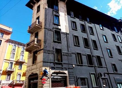 Via Plinio Milano, facciata liberty ridipinta in "total black". FOTO