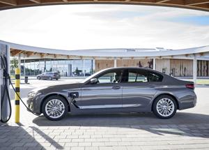 BMW lancia l'offensiva ibridi plug-in entry-level della BMW Serie 3 e Serie 5