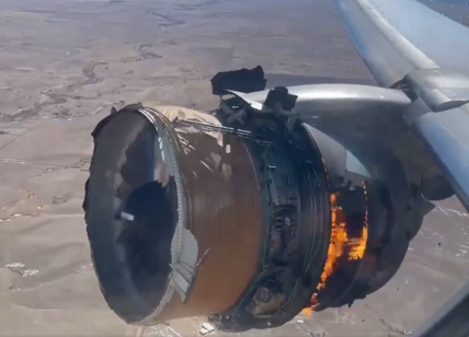 Usa, motore di un aereo esplode in volo: terrore su un Boeing 777. VIDEO